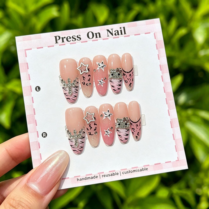 Künstlerisches Press-On Nagelset mit floralen und gemusterten Designs