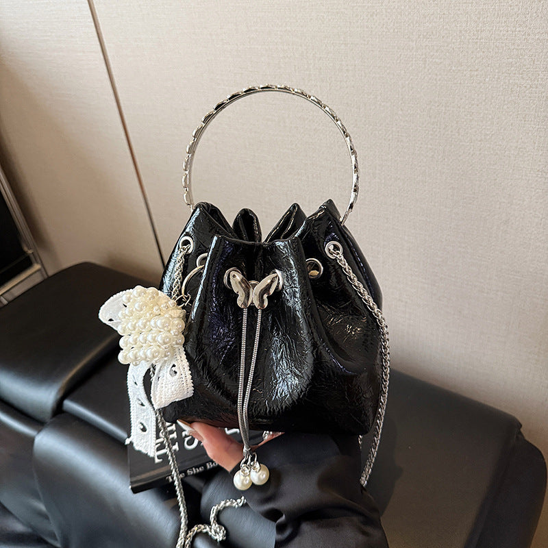 Stylische Handtasche mit Schmetterlingsdetail Karnz