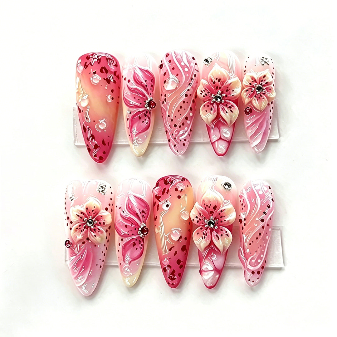 Künstlerische Blumendruck-Press-On-Nageldesigns Karnz