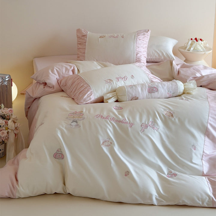 Pastell Erdbeer-Motiv Baumwoll-Satin Bettdeckenbezug Set mit Rüschenschonbezügen und dekorativem Bolster