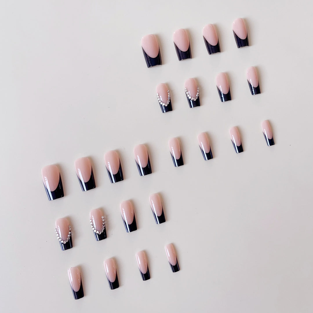 Kunstnagelset mit eleganten Spitzen und Glitzerakzenten Karnz