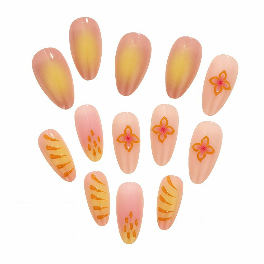 Kunstvolle Nagelspitzen mit floralen Motiven Karnz