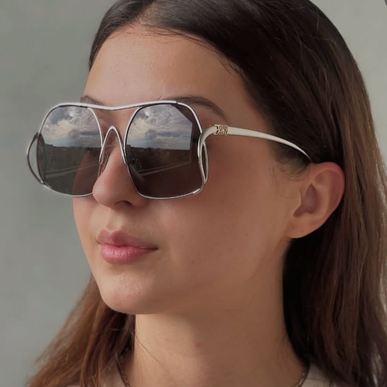 Damen geometrische Sonnenbrille mit schmalem Metallrahmen und braunen Gläsern Karnz