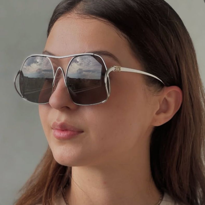 Damen geometrische Sonnenbrille mit schmalem Metallrahmen und braunen Gläsern Karnz