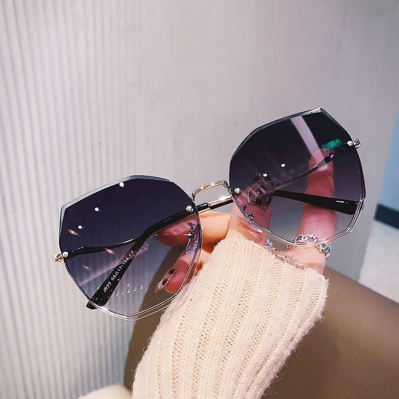 Damen oversized Sonnenbrille mit stilvollem, facettiertem Rahmen Karnz