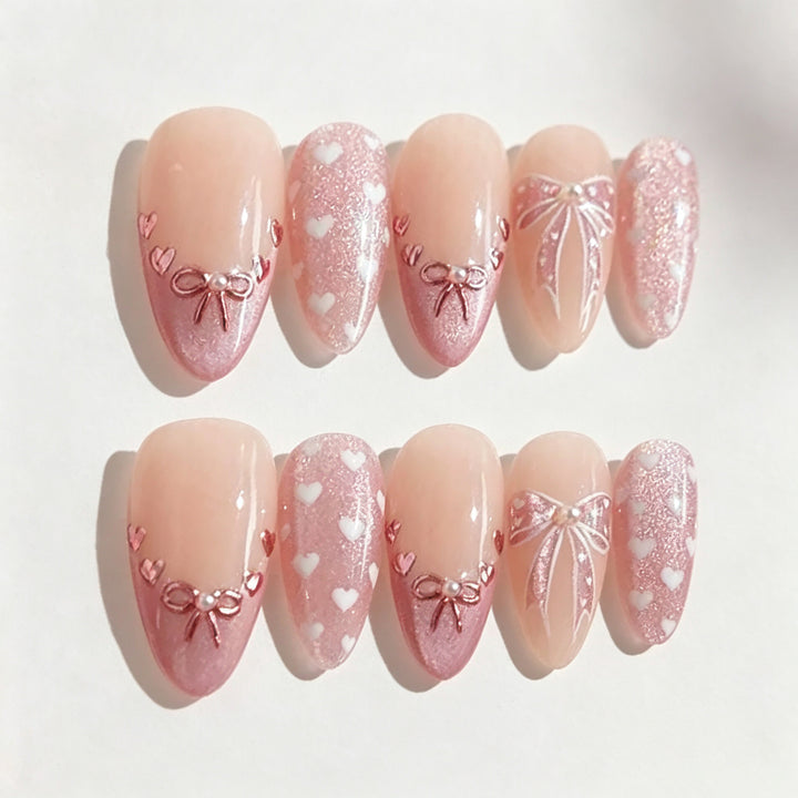 Dekoratives Press-On Nagelkunst Set mit Herz- und Schleifen-Designs