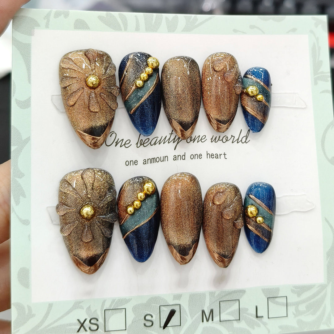 Dekorativer Press-On-Nagelset mit künstlerischen Designs