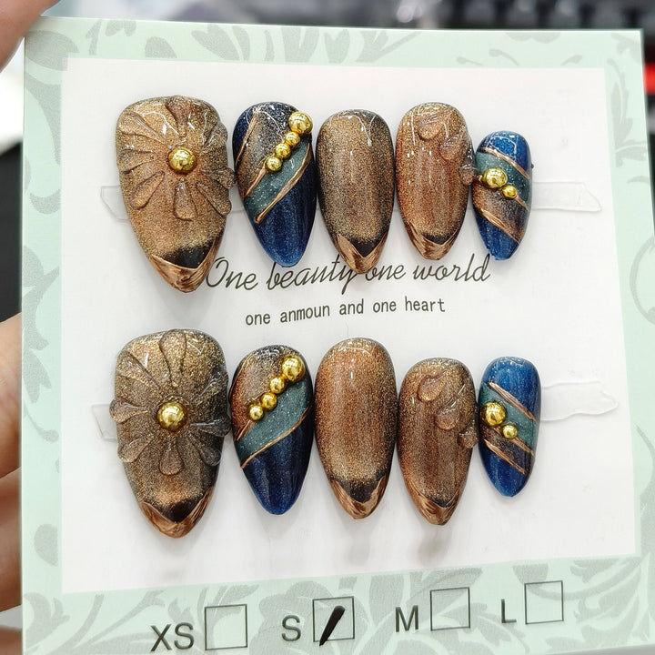 Dekorativer Press-On-Nagelset mit künstlerischen Designs