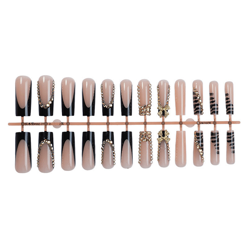 Kunstnagelset mit glamourösen 3D-Schleifen und strahlenden Strassverzierungen Karnz