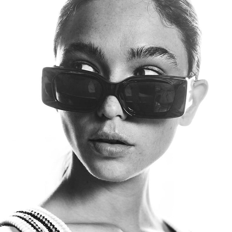 Damen modische quadratische Sonnenbrille mit transparentem Rahmen und schützendem UV-Filter Karnz
