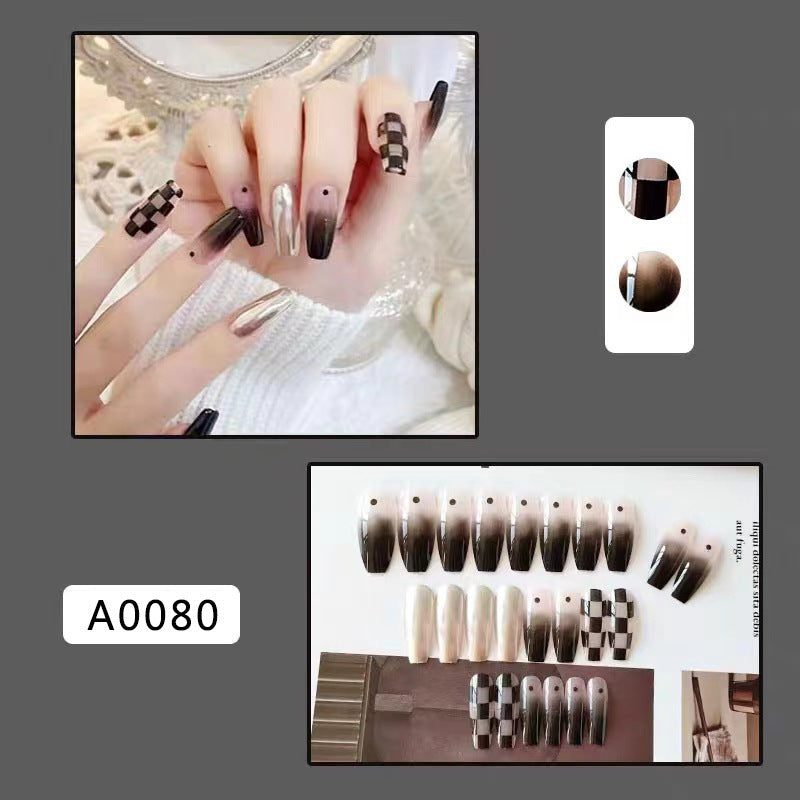 Kunstnagelset mit grafischen Mustern und elegantem Finish Karnz