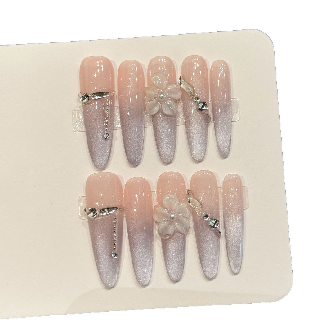 Elegantes Press-On Nagelkunst-Set mit dekorativen floralen Akzenten
