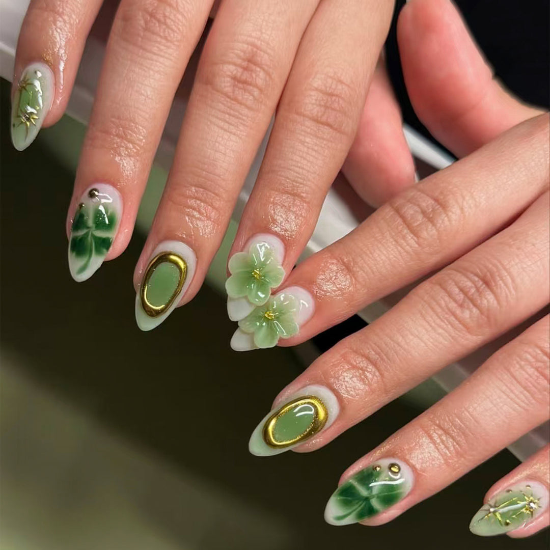 Kunstnägel mit botanischen Designs Karnz