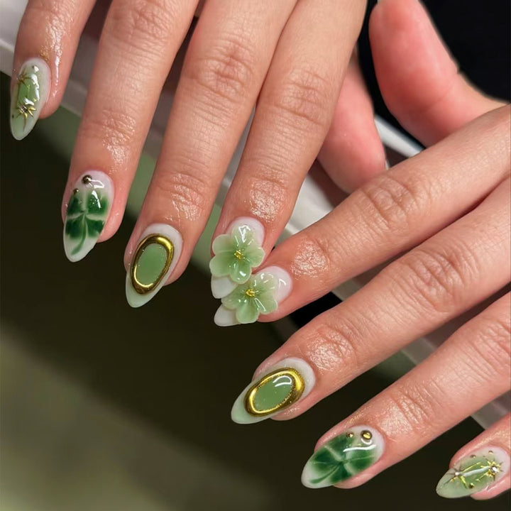 Kunstnägel mit botanischen Designs Karnz