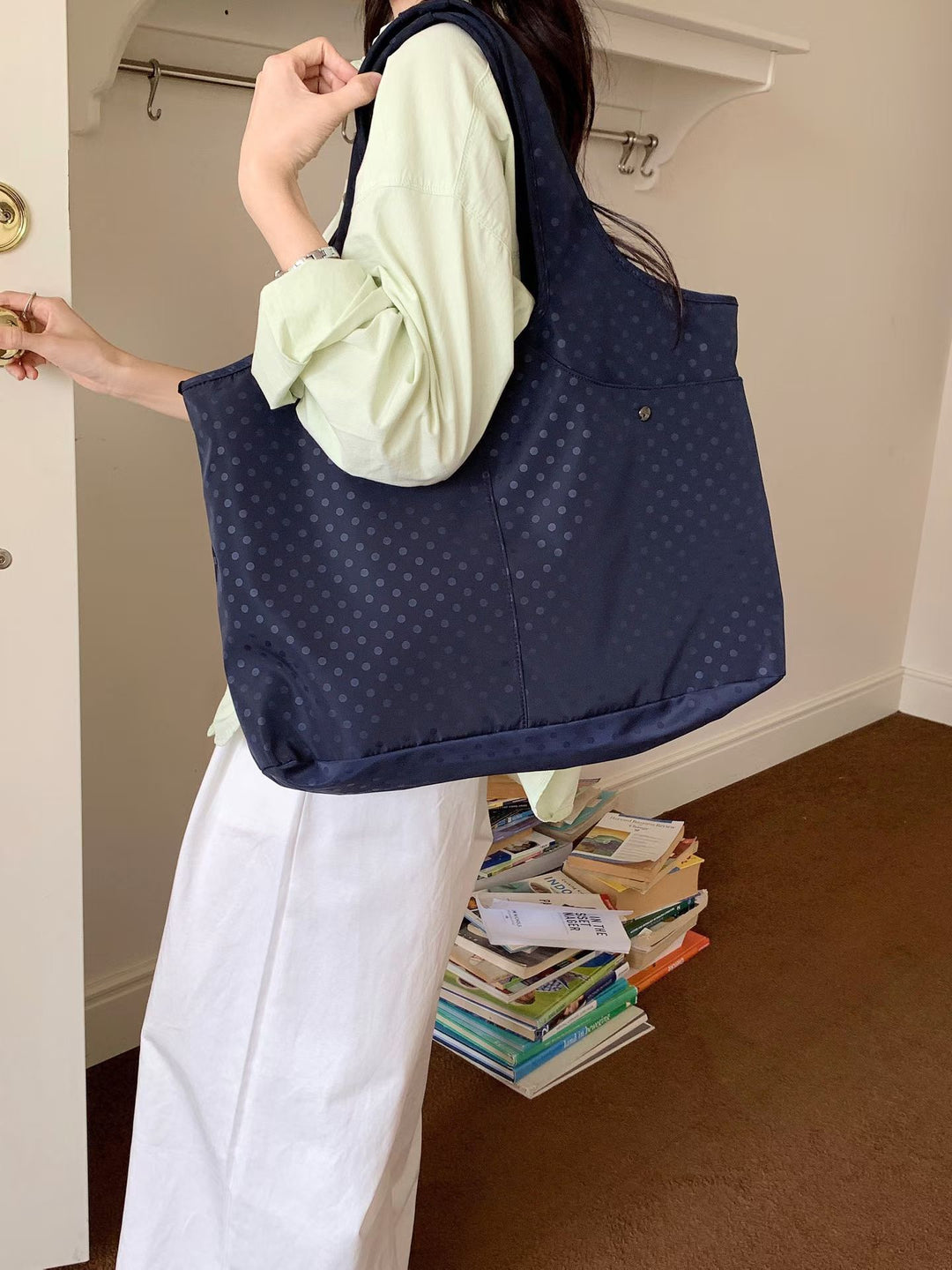 Geräumige Gepunktete Schultertasche