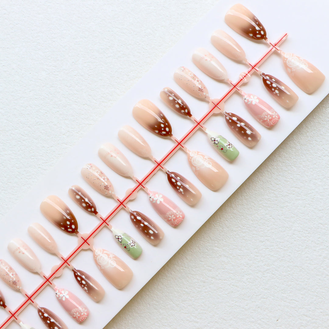 Künstlerische Blumeneid-Nagelkollektion Karnz