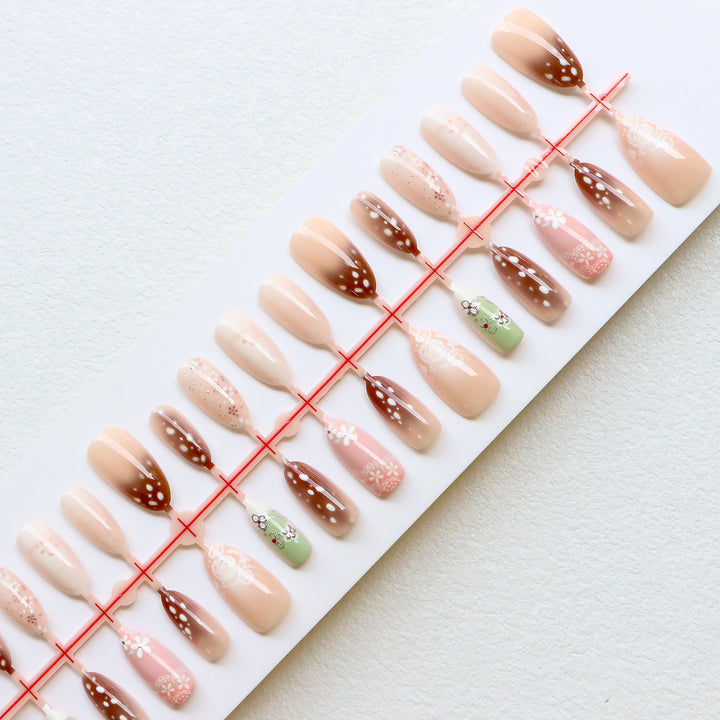 Künstlerische Blumeneid-Nagelkollektion Karnz