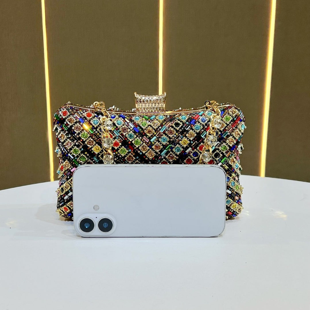 Elegante mit Schmucksteinen verzierte Abendhandtasche