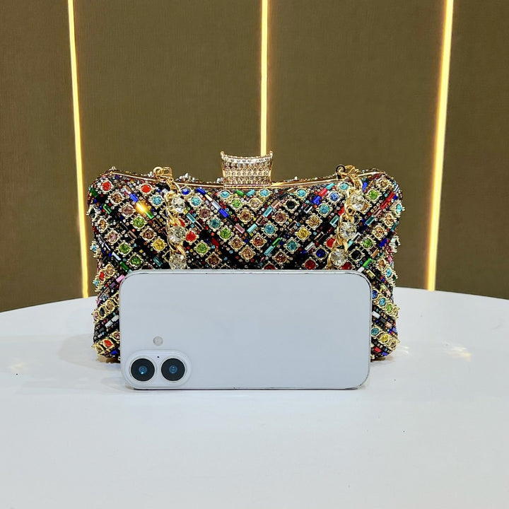 Elegante mit Schmucksteinen verzierte Abendhandtasche