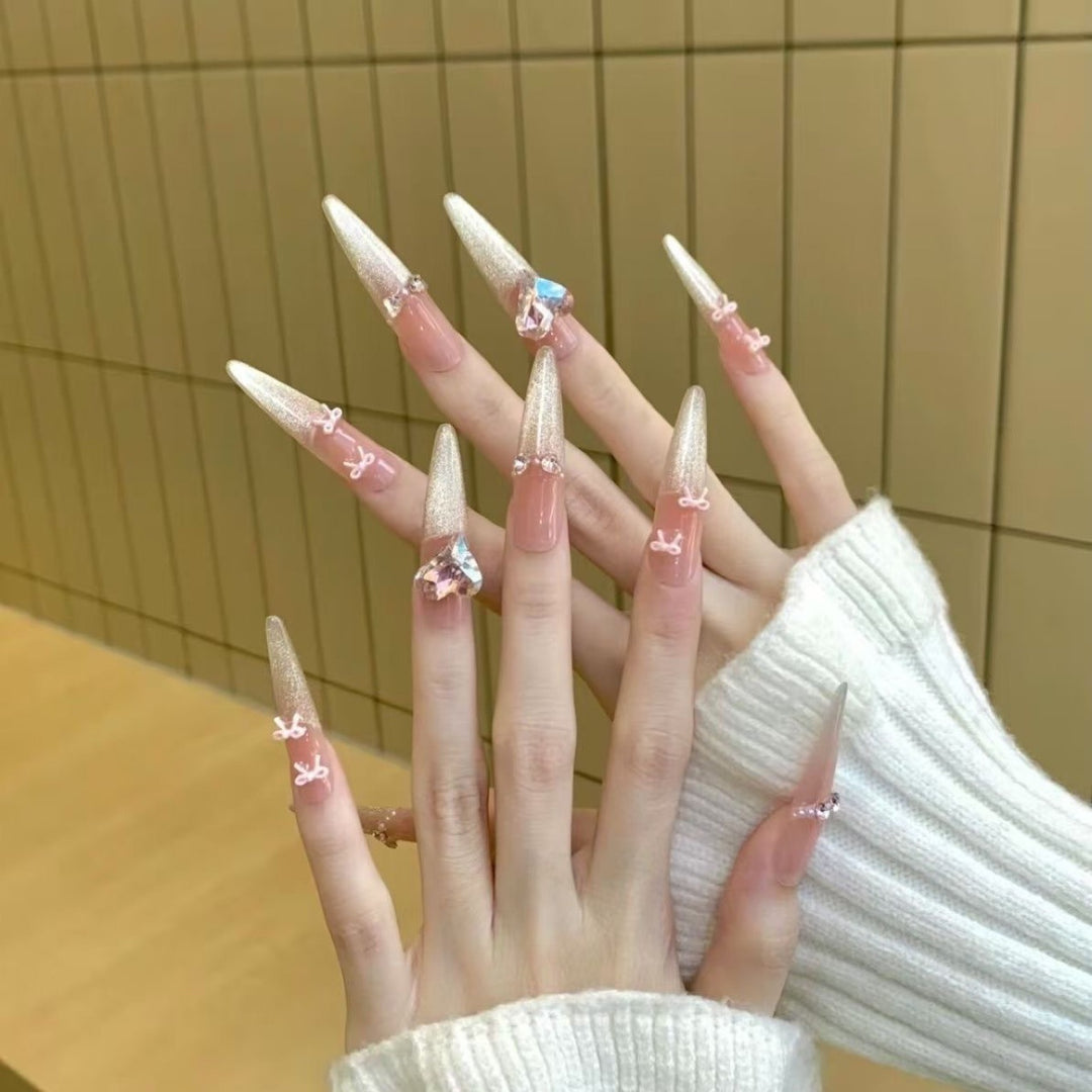 Glamouröse Stiletto-Nagelerweiterungen