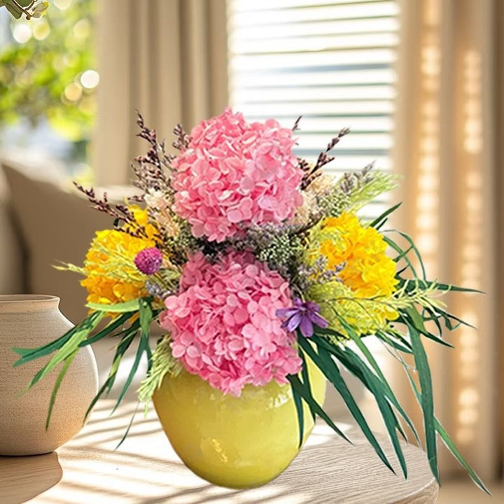 Lebendige Kunstblumenarrangement
