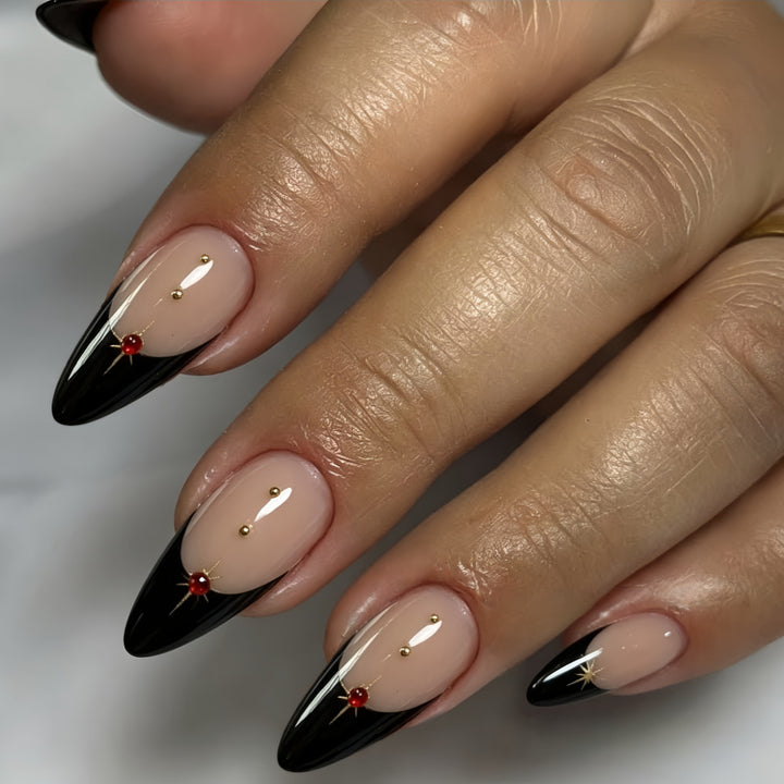 Glamouröse Kunstnägel Im Stilvollen Stiletto-Design mit Goldenen Akzenten Karnz