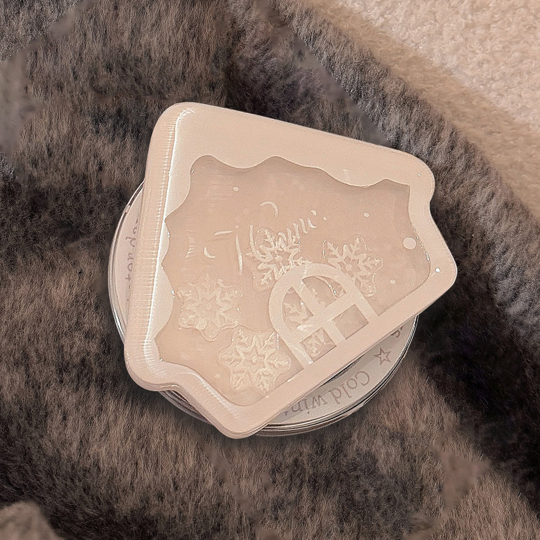 Duftkerze im Winterhaus-Design Karnz