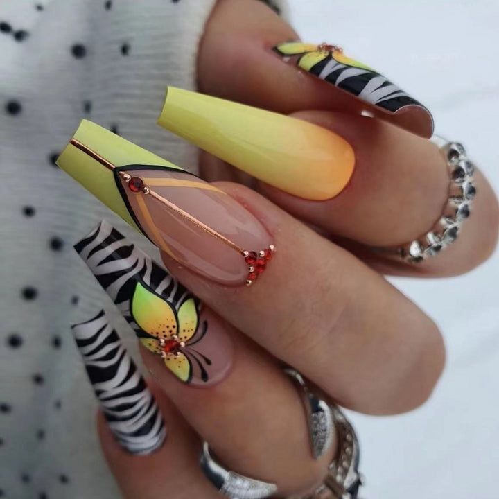 Kreative Kunstnägel mit Blumen- und Tierdesigns Karnz