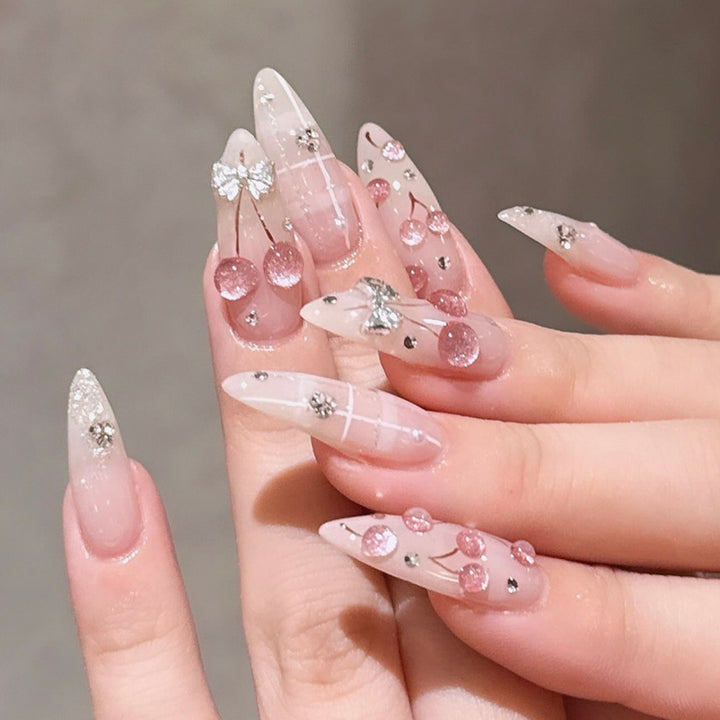 Designer Kunstnägel mit funkelnden Applikationen Karnz