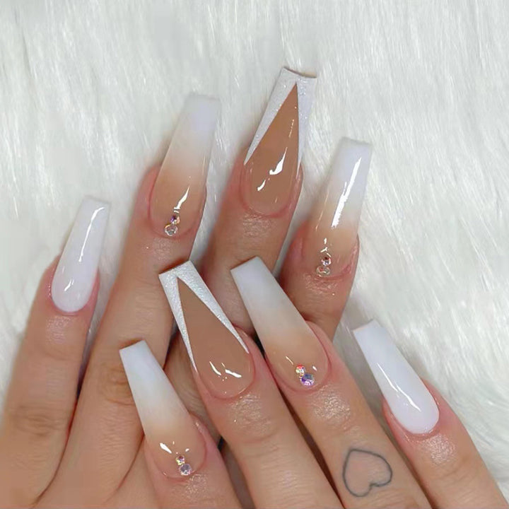 Elegante Kunstnagelspitzen mit eleganten Konturen Karnz