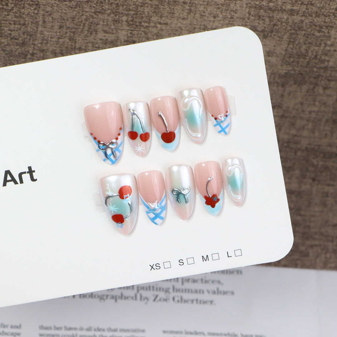 Dekoratives Press-On Nagelkunst-Set mit charmanten Kirschen und zarten Akzenten Karnz