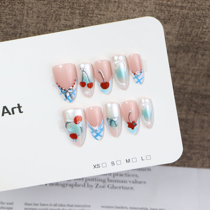 Dekoratives Press-On Nagelkunst-Set mit charmanten Kirschen und zarten Akzenten Karnz