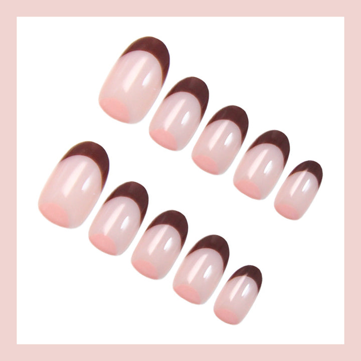 Kunstnagelset mit eleganten French-Spitzen und hochwertigen Details Karnz