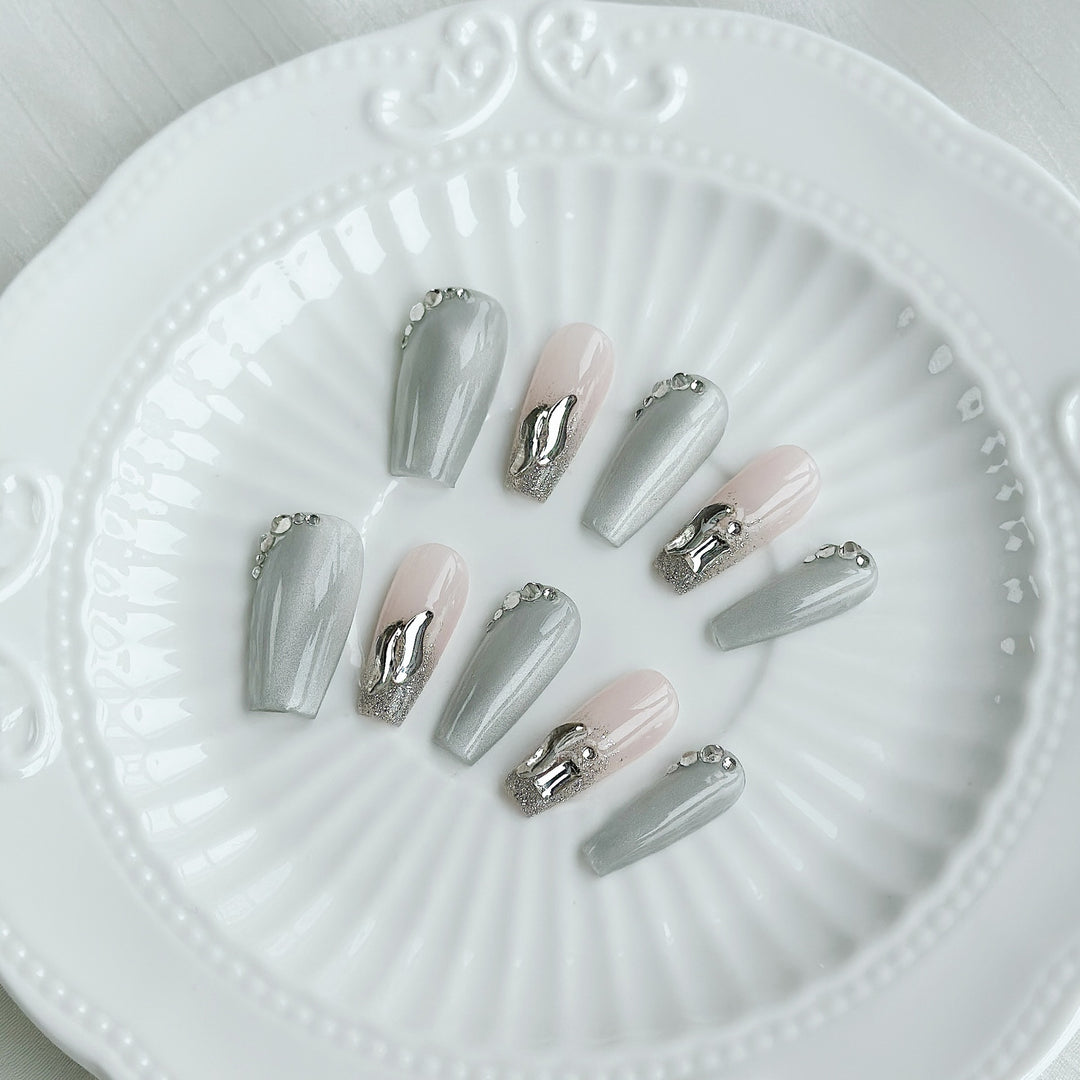 Glamorous Press-On Nagelset mit eleganten metallischen Akzenten
