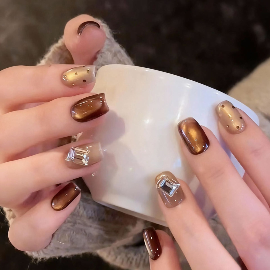 Kunstnagelset mit eleganten Ombre-Designs und funkelnden Akzenten Karnz