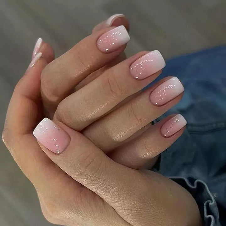 Kunstnagelset mit eleganten Ombre-Design und Glitzerakzenten Karnz