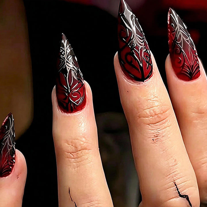 Kunstnägel mit elegantem Gothic-Muster Karnz