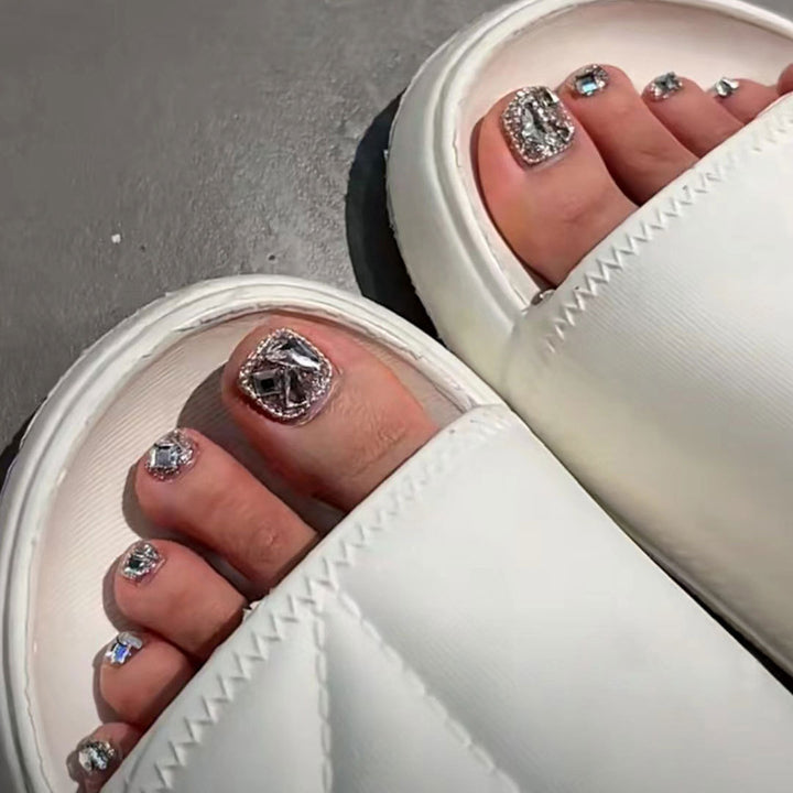 Dekorative mit Strass verzierten Fußnagelkunst Karnz