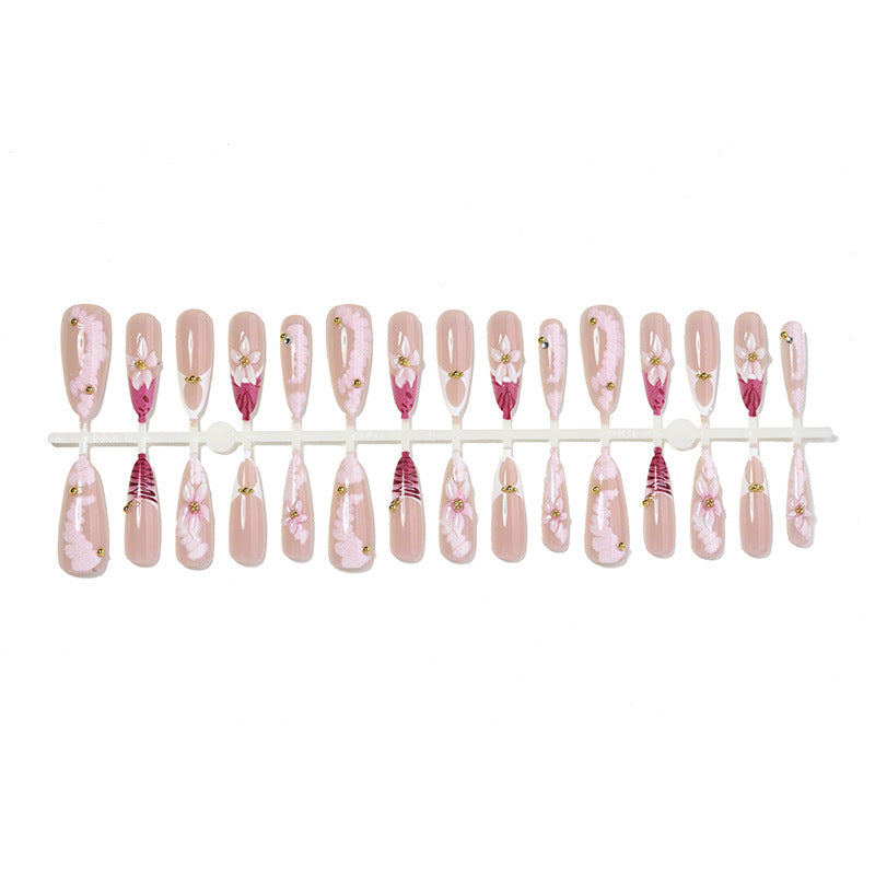 Kunstnagelset mit floralen und eleganten Designelementen Karnz