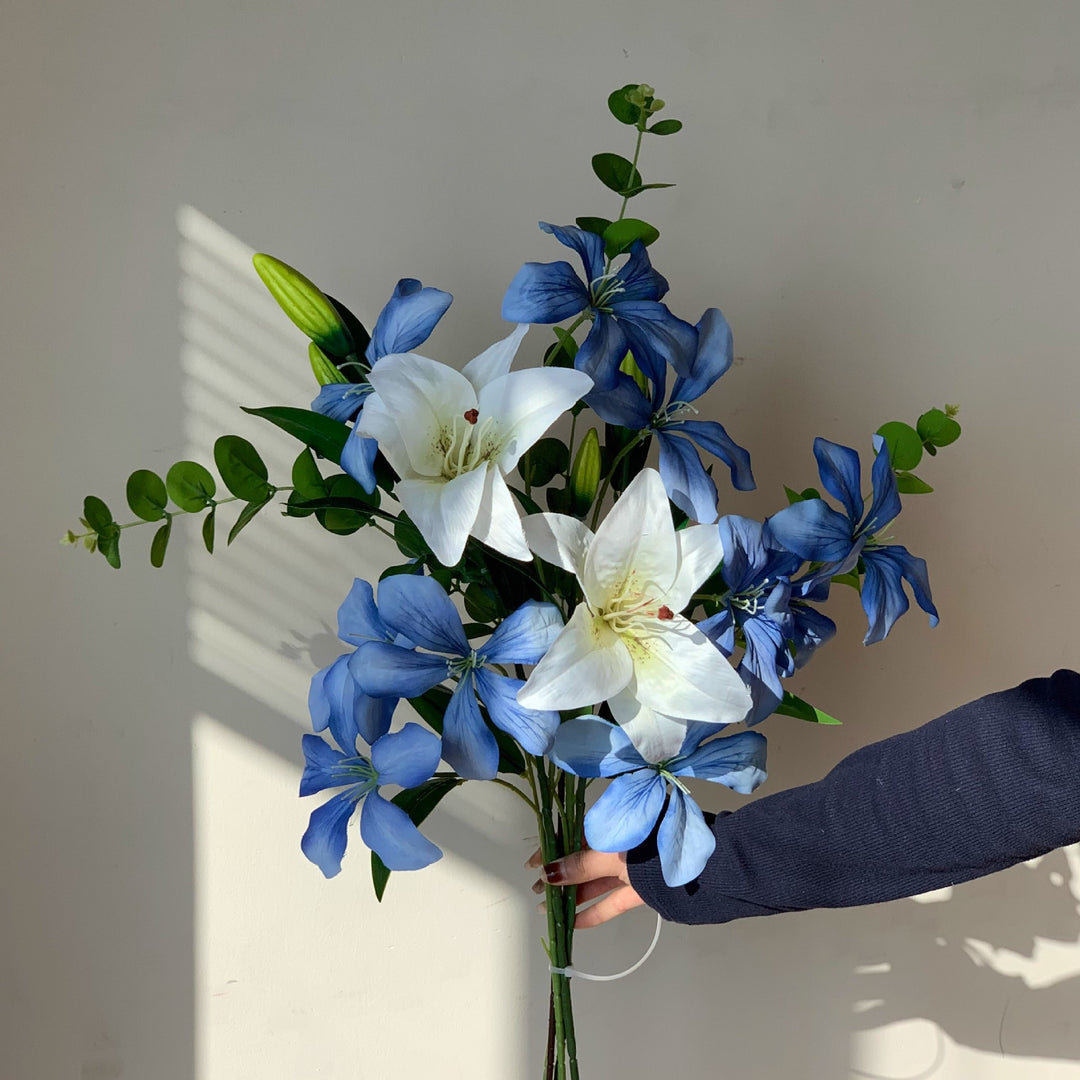 Lebensechte Blumenarrangement mit Eukalyptus