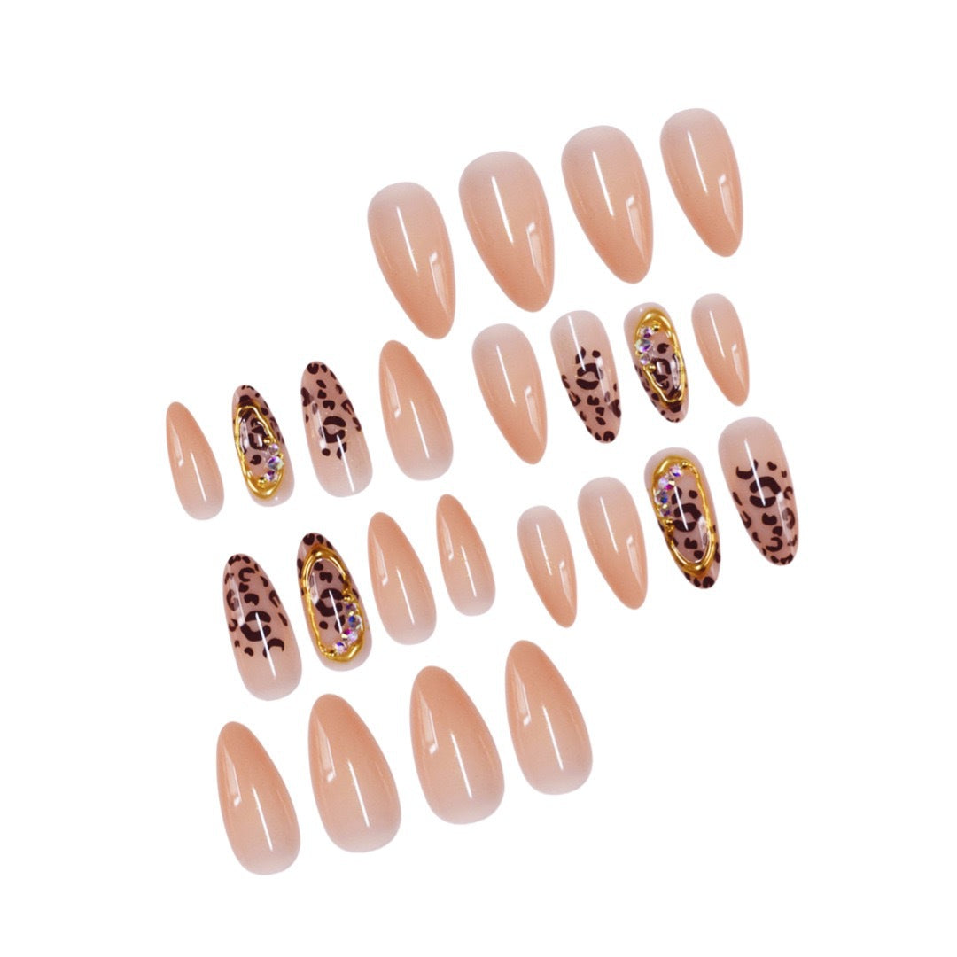 Stiletto-Nagelkunst-Erweiterungen mit Tierdruckdesign Karnz