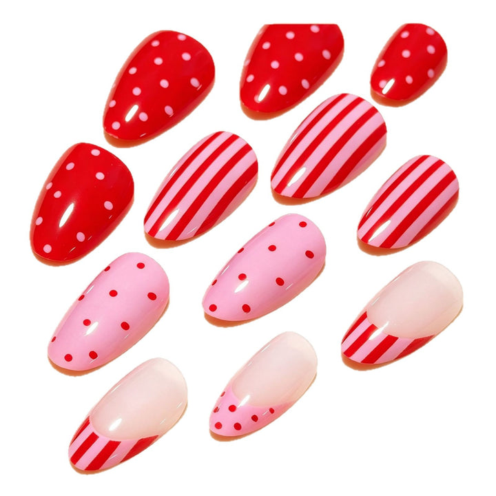 Künstlerisches Nageldesign mit Herz und Streifen Karnz