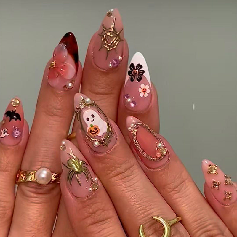 Kunstnagelset mit Halloween-Motiven und extravaganten Akzenten Karnz