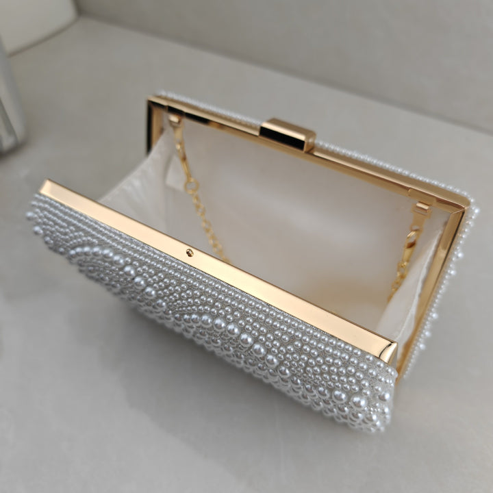 Perlenverzierte Abend-Clutch