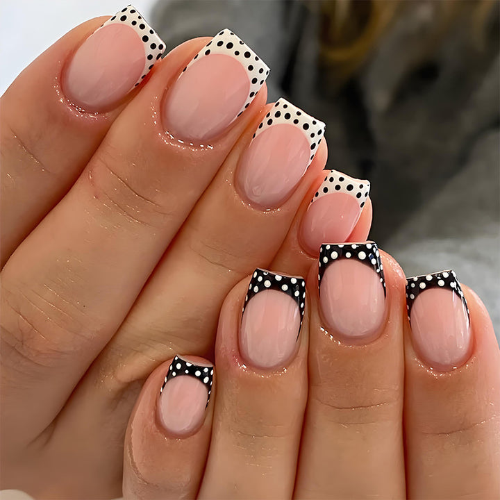 Kunstnagelset mit eleganten Punkten und modernen Akzenten Karnz