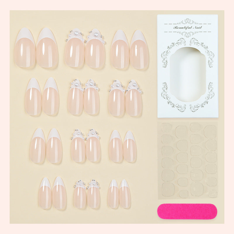 Elegantes Press-On-Nagelset mit perlmuttfarbenen Akzenten Karnz