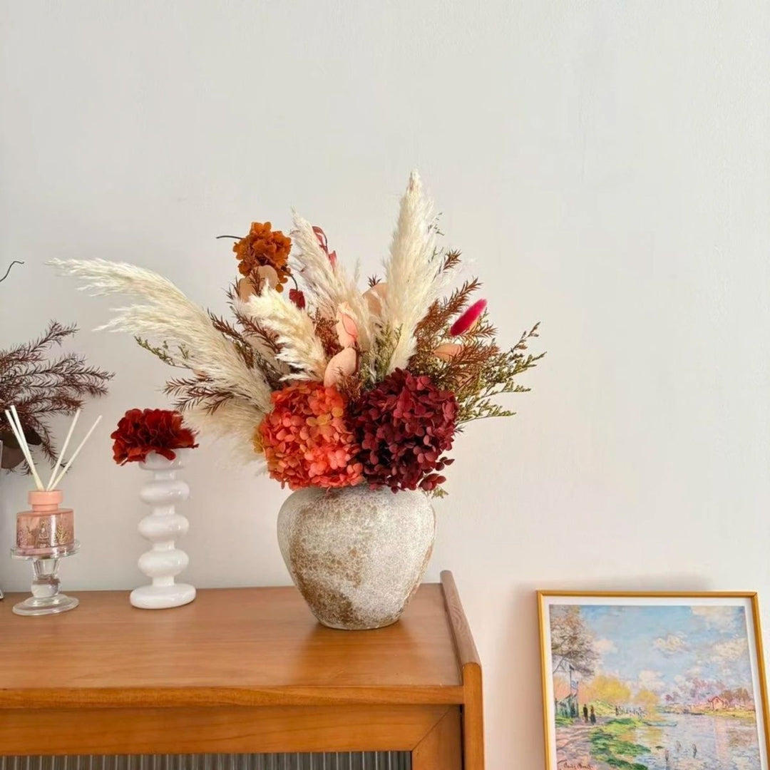 Getrockene Blumenarrangement in eleganter Vase