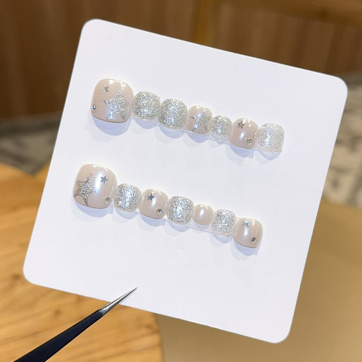 Glamouröse Kunstnägel mit Funkelnden Sternen und Glitzerakzenten Karnz