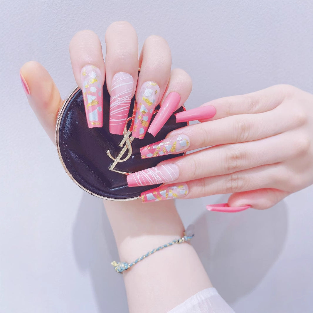 Kunstnagelset mit glitzernden Akzenten und trendigem Design Karnz