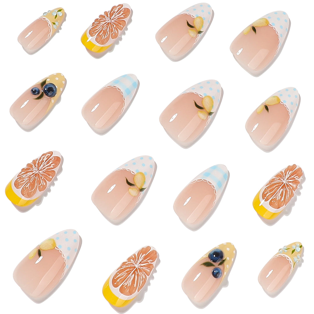 Kunstvolle Nagelverlängerungen mit kreativem Floral-Design Karnz